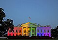 Het Witte Huis licht op in regenboogkleuren als gevolg van de uitspraak van het Hooggerechtshof (26 juni 2015).