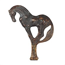 Bronze d'un cheval fin à la longue encolure courbée.