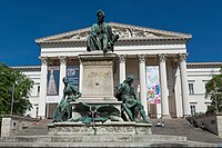 Panorama et statues (monument dédié au poète János Arany, 1893)sur l'esplanade devant l'entrée du musée