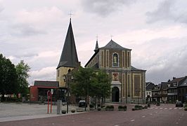 Kerk van Zonhoven met links de oude toren