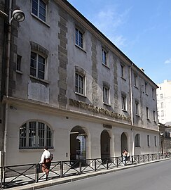 Ancien bâtiment conventuel des Carmes déchaussés, devenu une entrée au campus de l'ICP, 74 rue de Vaugirard.