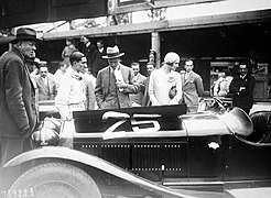 Prinz Leopold von Belgien und Prinzessin Astrid besuchen den Rennstall von Alfa Romeo (um 1930)