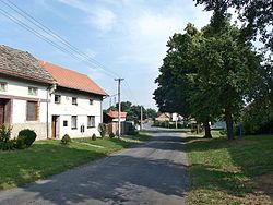 Hlavní (a v podstatě jediná) ulice ve Lhotce, směr Kroměříž