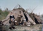 Norsk samefamilie fra 1890-tallet. Foto: Håndkolorert fotokrom