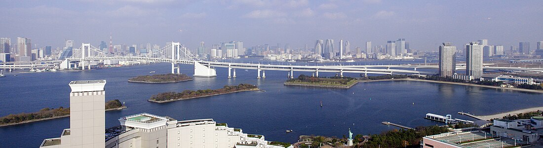 Panoramaudsigt over den nordlige del af Tokyobugten og Rengbuebroen, set fra Odaiba i Tokyo