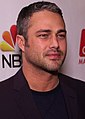 Taylor Kinney interpreta Mason Lockwood.