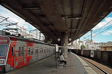 Plataforma de ilha na Estação Rodoviária, do Metrô de Porto Alegre