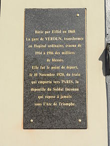 Plaque de marbre noir sur un mur.