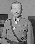 Marskalk Mannerheim med ordenstecken för Riddare med Stora Korset av Svärdsorden i form av ett upprätt svärd på bröstet samt halskors. Den senaste mottagaren av denna utmärkelse.