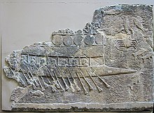 WA 124772: Um navio de guerra assírio esculpido em pedra (700–692 a.C.), do reinado de Senaqueribe, Nínive. Painel 11, Sala VII, South-West Palace, British Museum.