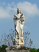 La statue de la Vierge à l'enfant, au lieu-dit les Roches.