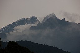 Mount Stanley med Alexandratoppen till vänster och Ngaliematoppen till höger, sett från John Matte-fjällstationen på 3 414 meters höjd.