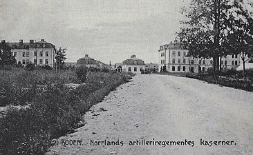 Kasernerna i någon gång mellan 1910 och 1927 sett från Drottninggatan, Boden.