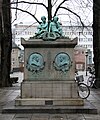 Monument for Johannes Ewald og Johan Herman Wessel fra 1879. Ved Trinitatis Kirke, København.