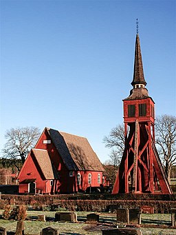 Kyrkan med klockstapeln.