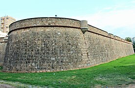 Orejón en la zona oeste, murallas, troneras y garita