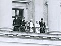 Kongefamilien på Slottsbalkongen 17. mai 1946, året etter at andre verdenskrig sluttet. Fra venstre kong Haakon VII, kronprinsesse Märtha, prins Harald, prinsesse Ragnhild, prinsesse Astrid og kronprins Olav. Foto: Oslo byarkiv