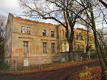 Ansicht der Ruine des Gutshauses Kliestow ohne Dach und mit Bauzaun im Jahr 2012