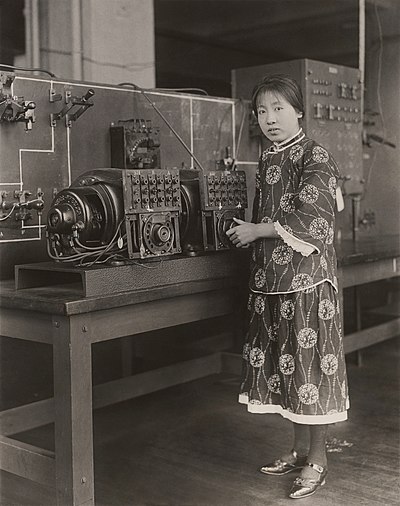 Li Fu Lee, den första kinesiska studenten (elektroingenjör) vid Massachusetts Institute of Technology, vid försöksradioanläggningen 1925.