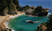 Photographie d'un bord de mer renfoncé.