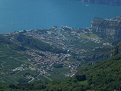 Der Ort Torbole am Rand des Sees, rechts davon die Sarcamündung und im Vordergrund Nago