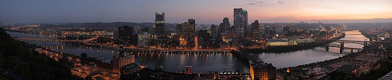 Kveldsbilde av Pittsburgh By, sett fra Mt. Washington. Monongahela River nærmest.