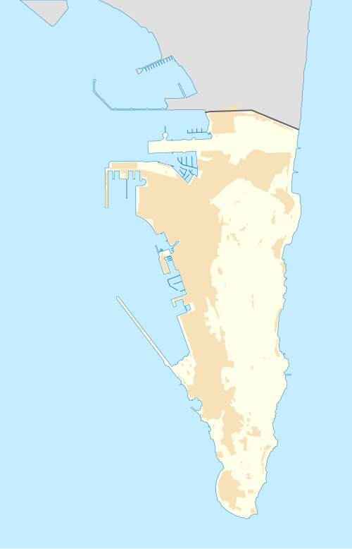 Mapa konturowa Gibraltaru, blisko centrum na prawo znajduje się punkt z opisem „Europa, Gibraltar United, Glacis United, Prince of Wales, Britannia, Manchester United, Jubilee, Exiles, HMS Hood, 2nd Batallion RGJ, 2nd Bn The King's Regiment, 4th Bn Royal Scott, A.A.R.A., Albion, Athletic, Electricity Department, Gibraltar, RAF Gibraltar, RAF New Camp, St Theresa’s, F.C. Bruno’s Magpies”, w tej samej okolicy znajduje się również punkt z opisem „Lincoln Red Imps, St Joseph’s”