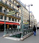 Einer der Standardtypen von Stationseingängen der Métro Paris; Entwurf: Hector Guimard