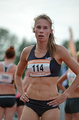 Renée Eykens hijgt uit na haar PR op de 800 m tijdens de Gouden Spike van 2016 in Leiden.