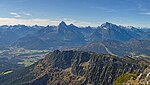 Blick vom Berchtesgadener Hochthron: Bildmitte von links nach rechts Schönau am Königssee und Grünstein, dahinter Steinernes Meer, Watzmann und Hochkalter