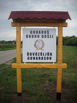 Gunaras üdvözlőtáblája