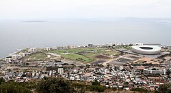 Mouille Point, kıyı şeridi boyunca ön planda Green Point ve uzakta sol tarafta Robben Adası ile birlikte görülmekte.