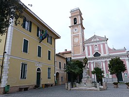 Centrum van Tovo San Giacomo, met het gemeentehuis (links) en de kerk van San Giacomo