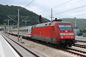 Lok der Baureihe 101 im Bahnhof Kinding an der Schnellfahrstrecke Ingolstadt–Nürnberg