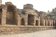 Cour du grand stupa : Mur de chapelles qui contenaient des statues. Voutes en cul-de-four construites en encorbellement.