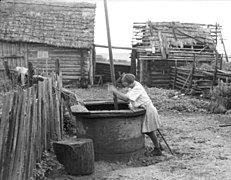 Mädchen an einem Ziehbrunnen, 1941 in Russland