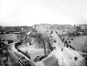 Gamla Liljeholmsbron (till vänster) står kvar invid den nya (med spårvagnsspår) 1915.