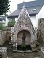 La fontaine Saint-Colomban : vue rapprochée.