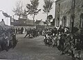 Chahut d'écoliers dans la cour de l'école privée de garçons du bourg de Combrit (début XXe siècle).