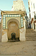 Fontaine mauresque dans une ruelle.