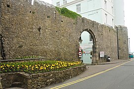 Un fragment des remparts de Tenby (en).