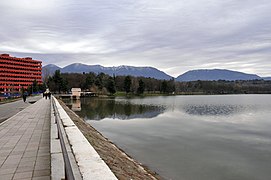 Dezember: Der künstliche See im Park von Tirana