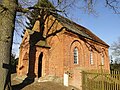 Kirche mit Backsteinmauer