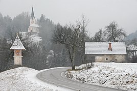 Znamenje in podružnična cerkev svetega Andreja ter kajža v Stari vasi