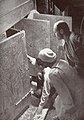 nach dem Öffnen aller Schreine mit Blick auf den Sarkophag (nachgestellte Szene): Howard Carter, dahinter Arthur R. Callender und ein Vorarbeiter