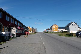 Foto einer von Holzgebäuden umgebenen Straße