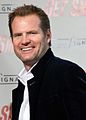 Jack Coleman interpreta Bill Forbes.