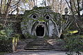 Sculpture de monstre dans le parc alchimique de Bomarzo : avec la grotte (allégorie de la forge ou de la mine ) elle représente l'un des symboles du nigredo