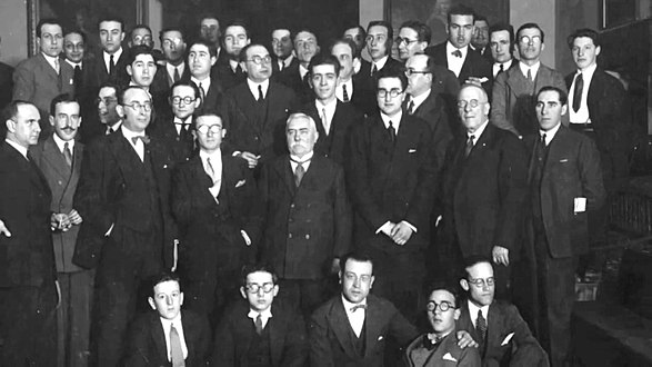 Entrada dos poetas no SEG en 1926 en Santiago. Están, entre outros: Florentino López Cuevillas, Victoriano Taibo, Risco, Gonzalo López Abente, Cabeza de León, Antón Villar Ponte, Xosé Filgueira Valverde, Castelao, Otero Pedrayo, Lugrís, Leandro Carré e Jaime Vidal Rey.