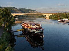 Schiff und Brücke über die Mosel